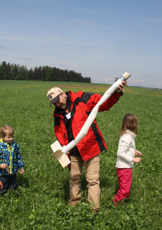 img_0397 model se 2-ma kosmonauty a kamerkou - po dopadu wr